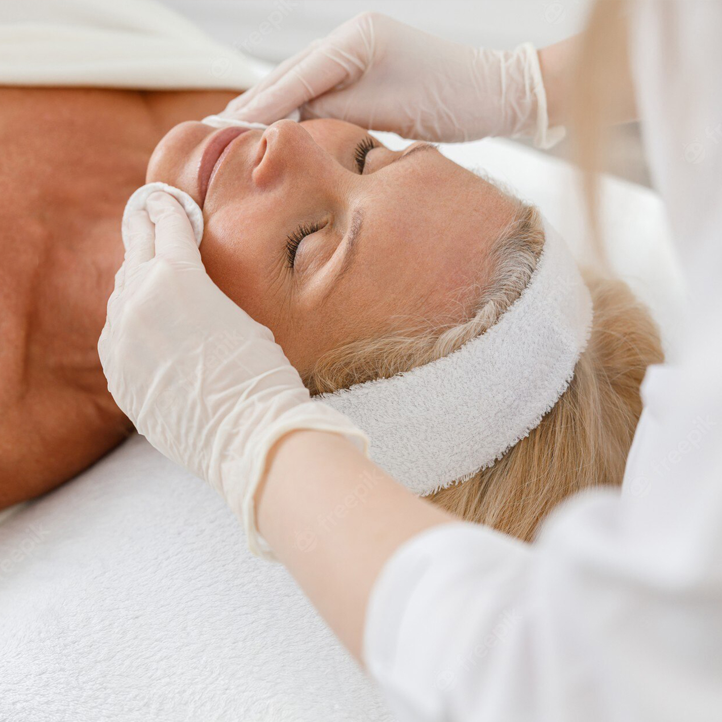 Vrouw ervaart de Glow Lift en Spa behandeling